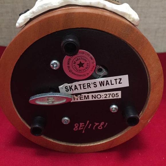 Boyd’s Musical Snow Globe Ice Skaters Waltz NIB (Numbered) - Picture 7 of 8